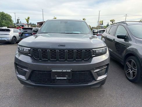 Used 2023 Jeep Grand Cherokee Altitude AWD/4WD image 2
