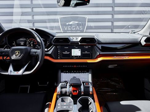 Used 2025 Lamborghini Urus SE image 55