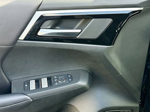 New 2025 Mitsubishi Outlander SE image 18