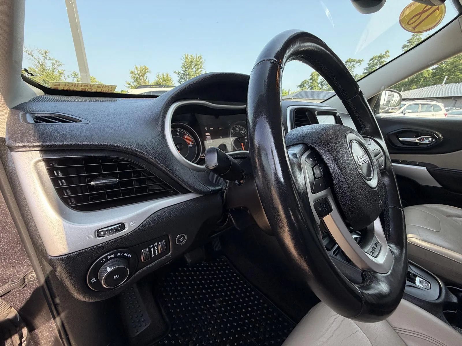 Used 2018 Jeep Cherokee Limited FWD image 11