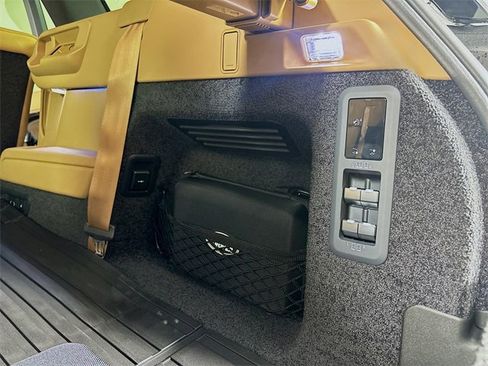 New 2025 Land Rover Range Rover Long Wheelbase SE image 24