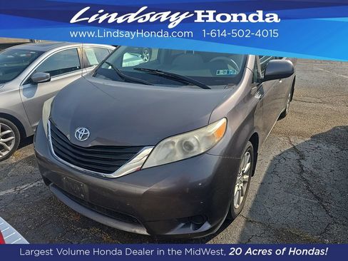 Used 2012 Toyota Sienna LE w/ Towing Pkg AWD/4WD image 2