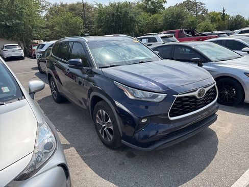 Used 2020 Toyota Highlander XLE FWD image 2