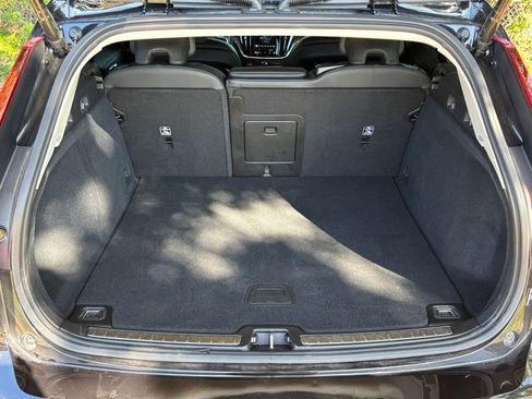 Used 2025 Volvo V60 B5 Cross Country Plus image 31