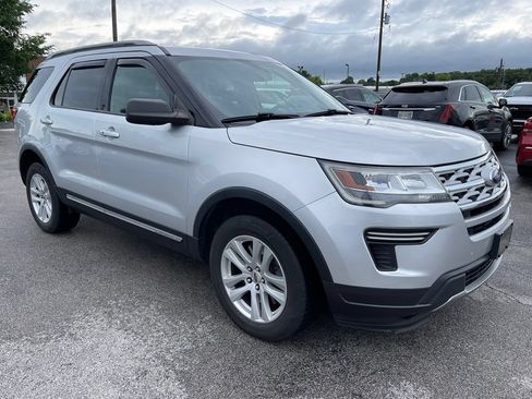 Used 2019 Ford Explorer XLT AWD/4WD image 2