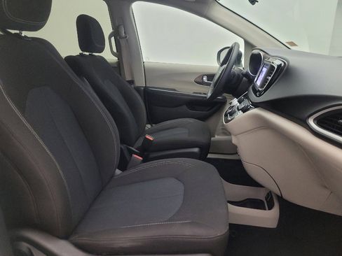 Used 2022 Chrysler Voyager LX FWD image 21