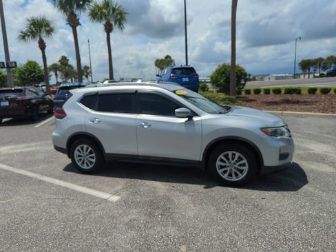 Used 2018 Nissan Rogue SV FWD image 2