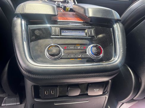 Used 2019 Lincoln Navigator Reserve AWD/4WD image 17