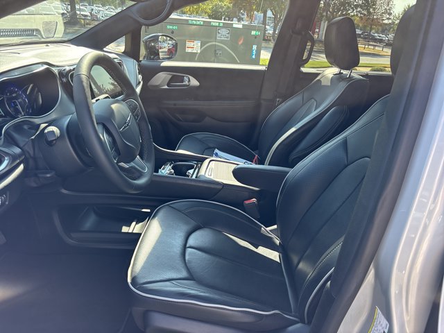Used 2026 Chrysler Pacifica Limited FWD image 16