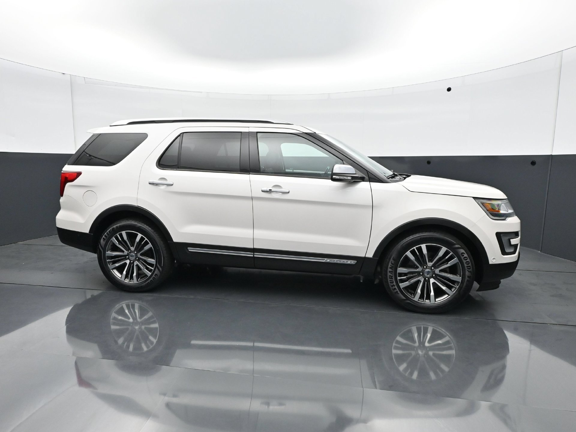 Used 2017 Ford Explorer Platinum AWD/4WD image 8
