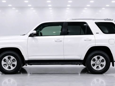 Used 2017 Toyota 4Runner SR5 AWD/4WD image 2