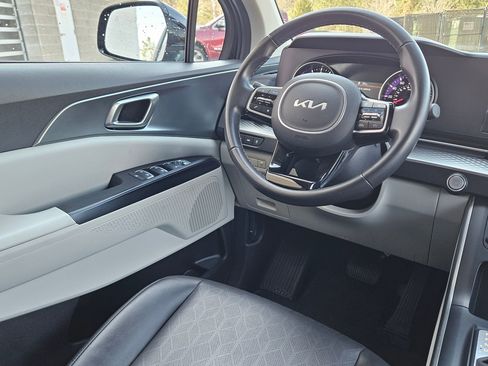 Used 2024 Kia Carnival LX image 9