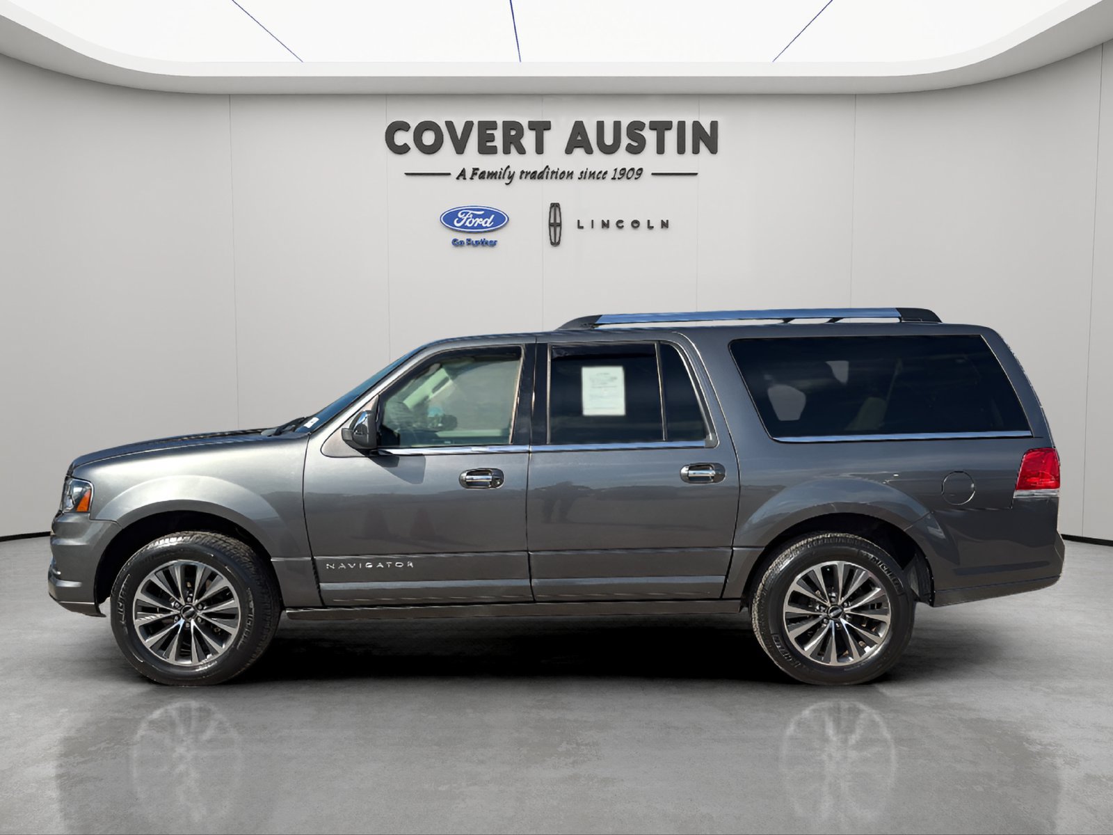Used 2015 Lincoln Navigator L 2WD image 2