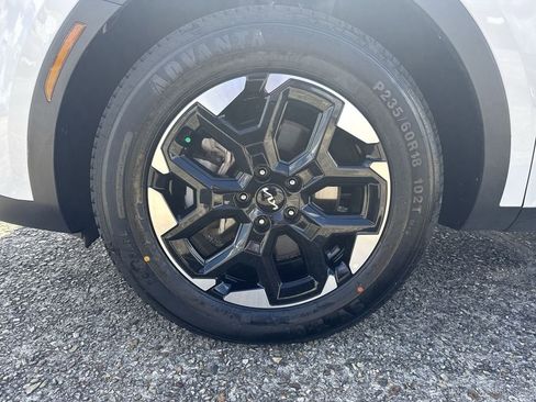 Used 2024 Kia Sorento S image 12
