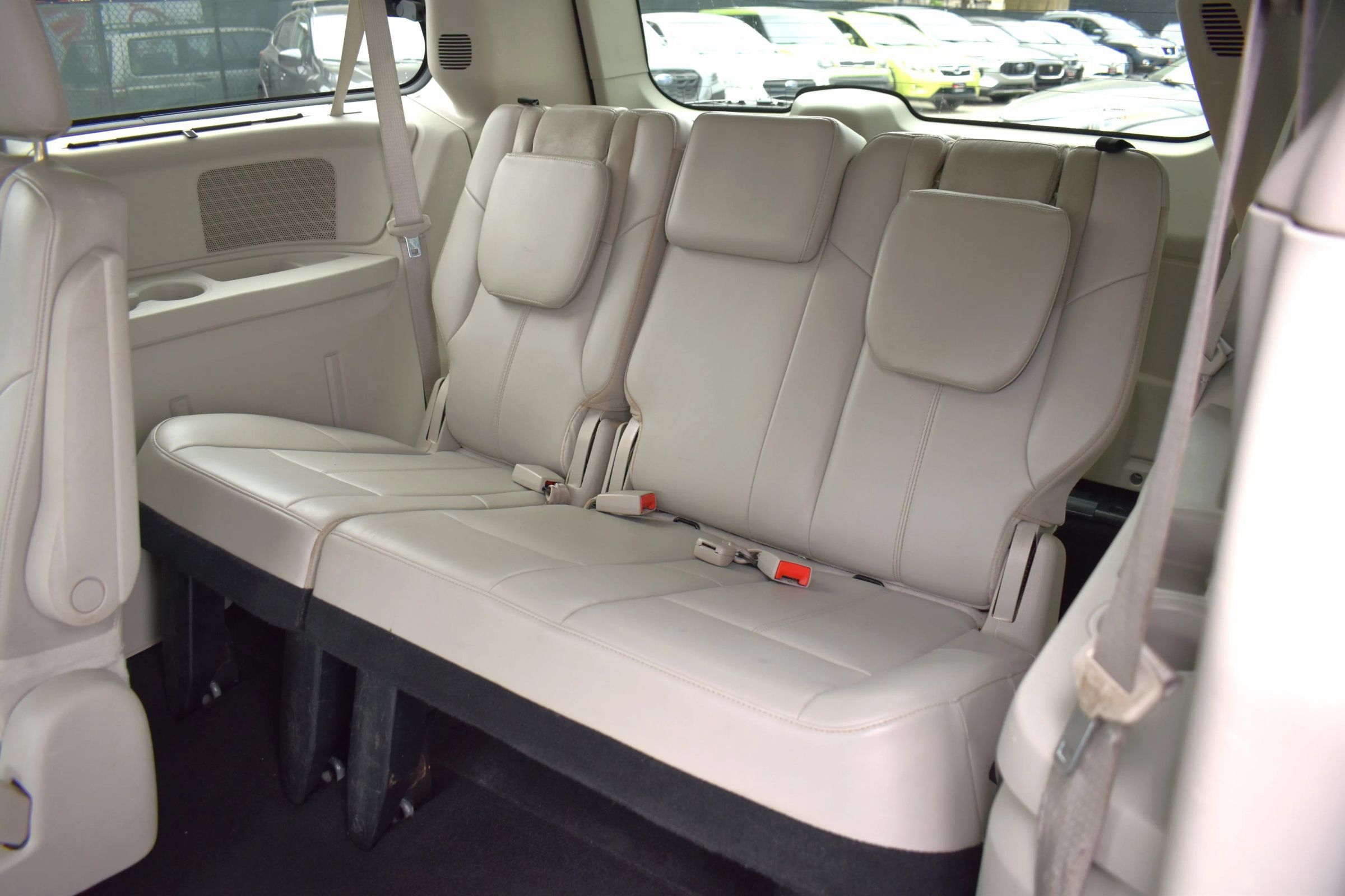 Used 2014 Chrysler Town & Country Limited w/ Luxury Group FWD image 31