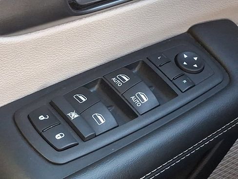 Used 2024 Chrysler Pacifica Touring-L image 26