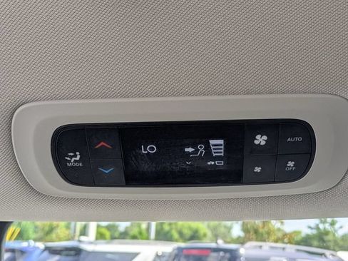 Used 2023 Chrysler Pacifica Touring-L FWD image 16