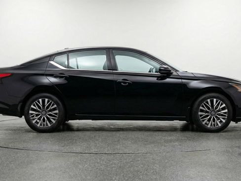 Used 2025 Nissan Altima 2.5 SV image 11