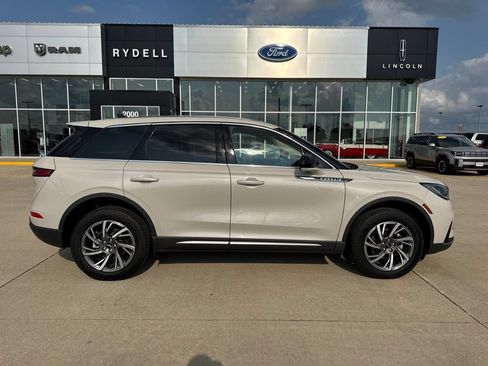 Used 2024 Lincoln Corsair AWD image 2