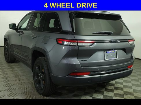 Used 2022 Jeep Grand Cherokee Altitude AWD/4WD image 4