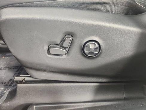 Used 2025 Chrysler Pacifica Limited FWD image 22