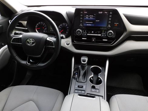 Used 2021 Toyota Highlander LE AWD/4WD image 10