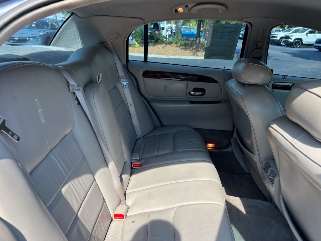 Used 1999 Lincoln Town Car Executive RWD image 18