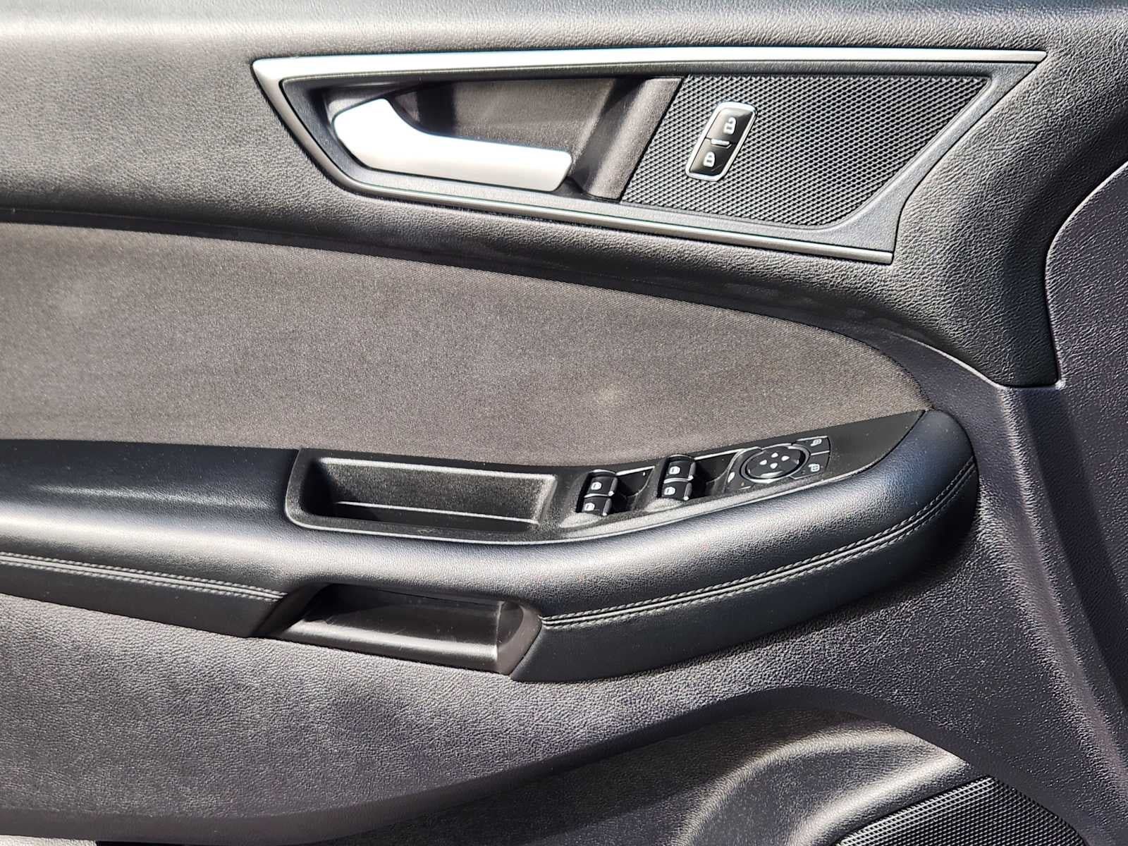 Used 2019 Ford Edge SE FWD image 6
