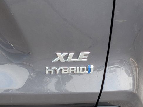 Used 2021 Toyota RAV4 XLE w/ Convenience Package AWD/4WD image 10