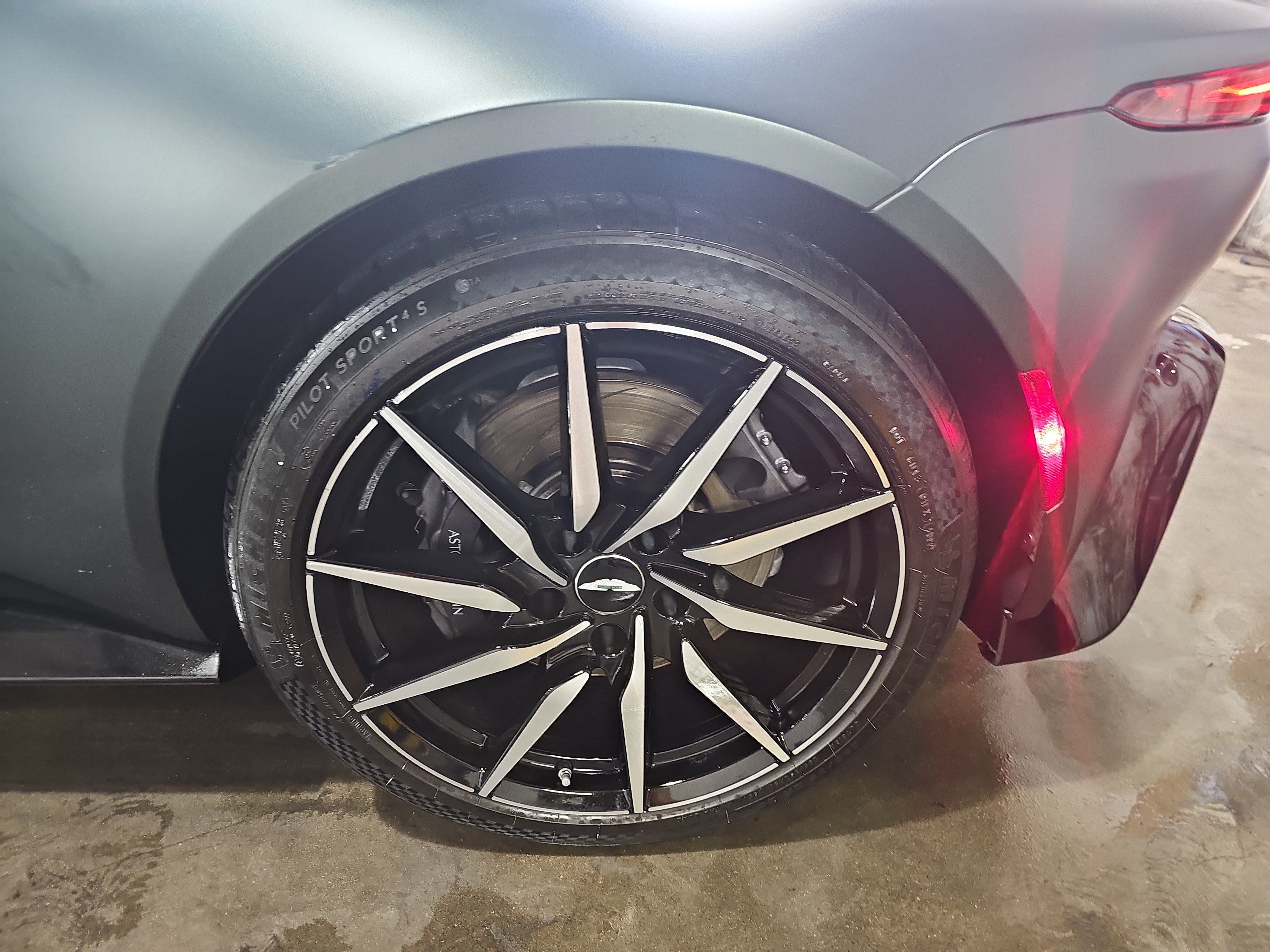 Used 2019 Aston Martin V8 Vantage Coupe RWD image 29