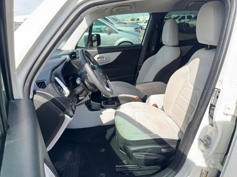 Used 2018 Jeep Renegade Latitude FWD image 12