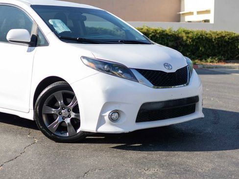Used 2015 Toyota Sienna SE image 9