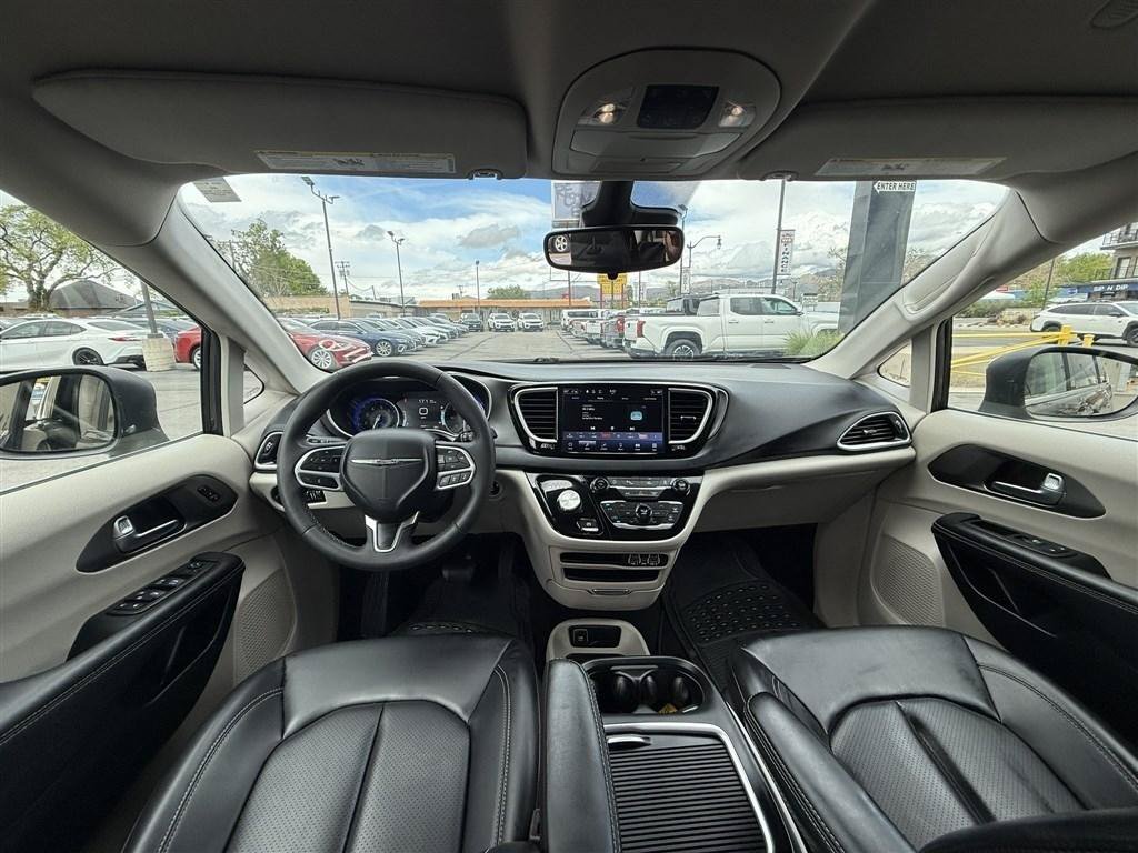 Used 2023 Chrysler Pacifica Touring-L FWD image 19