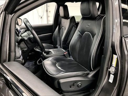 Used 2018 Chrysler Pacifica Limited w/ Advanced Safetytec Group FWD image 24