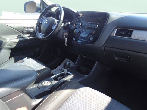 Used 2016 Mitsubishi Outlander ES image 23