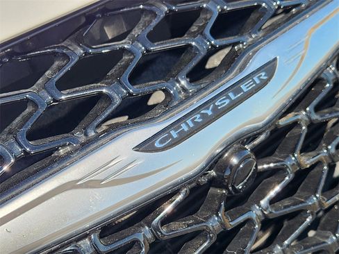 Used 2025 Chrysler Pacifica Select image 12