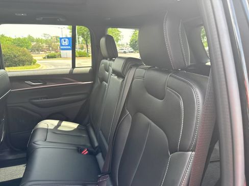 Used 2025 Jeep Grand Cherokee Limited AWD/4WD image 20