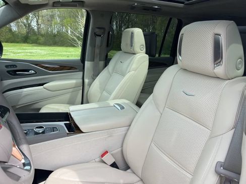 Used 2023 Cadillac Escalade ESV Premium Luxury Platinum RWD image 17