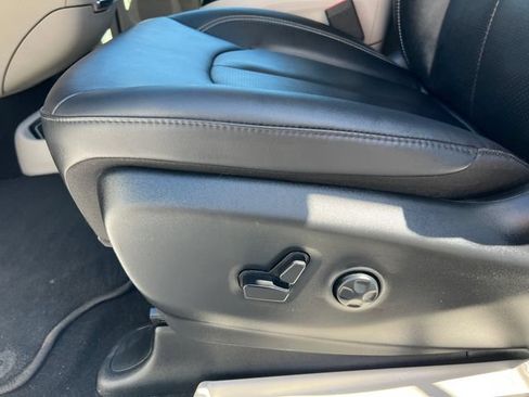 Used 2024 Chrysler Pacifica Touring-L AWD/4WD image 12