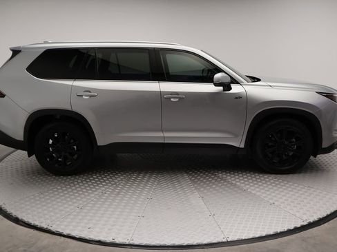 Used 2025 Toyota Grand Highlander XLE FWD image 7