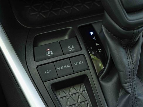 Used 2025 Toyota RAV4 XLE FWD image 28