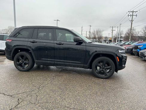 Certified 2023 Jeep Grand Cherokee Limited w/ Black Appearance Package image 11