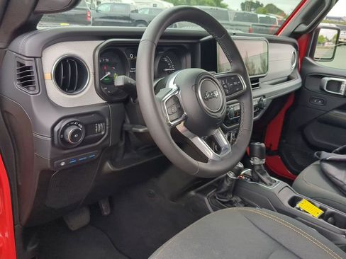 Used 2025 Jeep Wrangler Unlimited Sahara AWD/4WD image 17