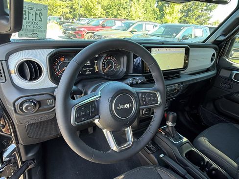 Used 2026 Jeep Wrangler Unlimited Sahara w/ Technology Group AWD/4WD image 24