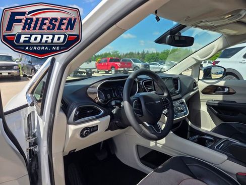 Used 2023 Chrysler Pacifica Limited FWD image 13