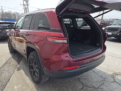 Certified 2025 Jeep Grand Cherokee Altitude image 13