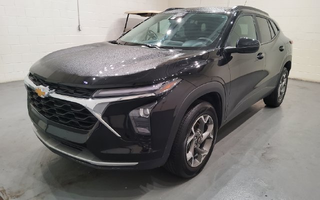 Used 2025 Chevrolet Trax LT FWD image 3