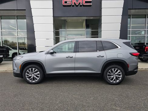 Used 2025 Buick Enclave Preferred w/ Power Package image 4