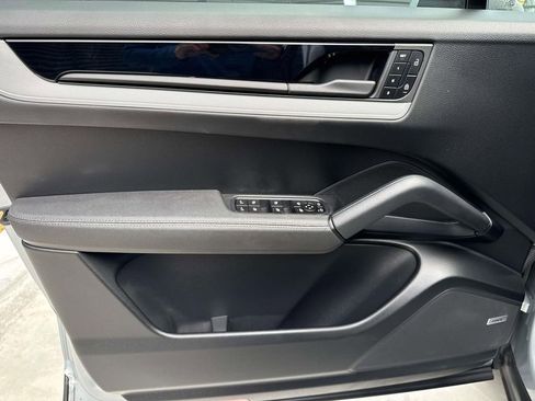 Certified 2025 Porsche Cayenne AWD/4WD image 21