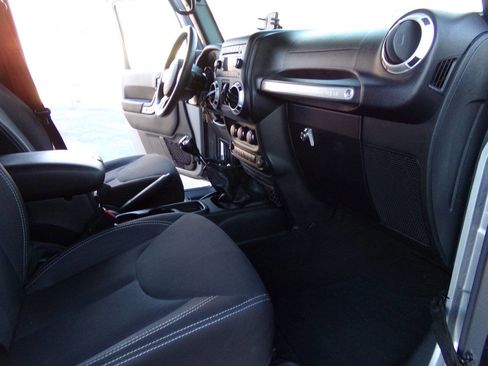 Used 2015 Jeep Wrangler Unlimited Sahara w/ Connectivity Group image 24